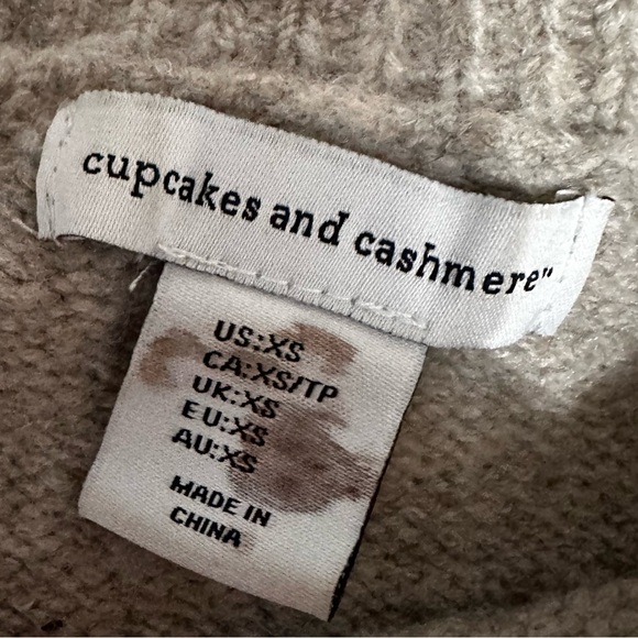 Cupcakes and Cashmere Gray Christmas Tree Red Car Sweater Size XS Lightweight - Picture 7 of 8